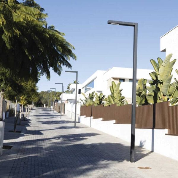 Imagen de un jardín mediterráneo en Sitges, con un diseño elegante y sostenible, utilizando plantas resistentes al clima mediterráneo, perfecto para espacios exteriores en la costa del Garraf.
