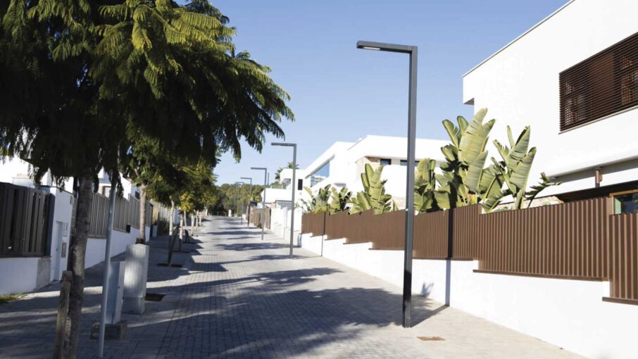 Imagen de un jardín mediterráneo en Sitges, con un diseño elegante y sostenible, utilizando plantas resistentes al clima mediterráneo, perfecto para espacios exteriores en la costa del Garraf.