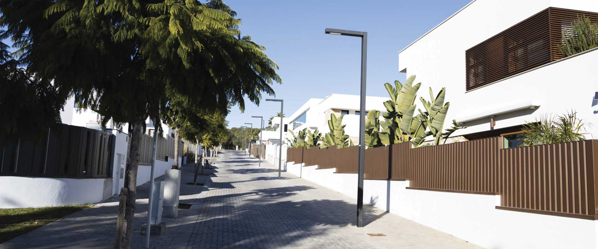 Jardín y piscina en Sitges 2 Imagen de un jardín mediterráneo en Sitges, con un diseño elegante y sostenible, utilizando plantas resistentes al clima mediterráneo, perfecto para espacios exteriores en la costa del Garraf.