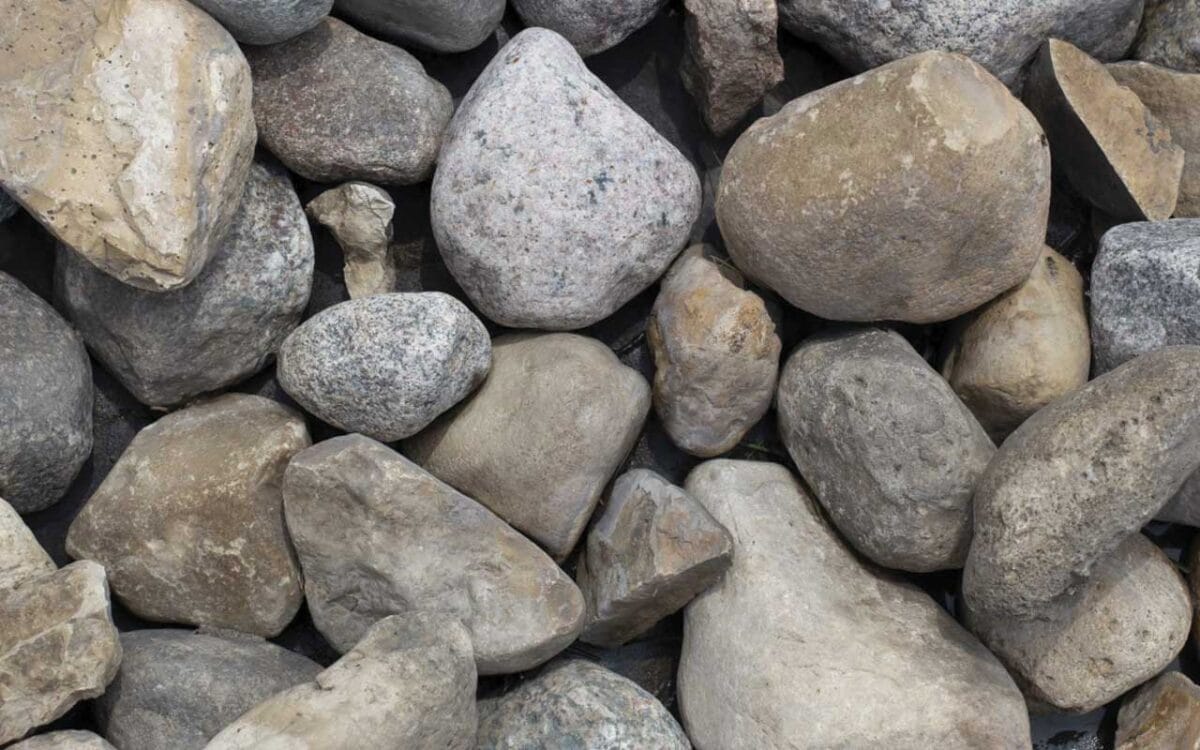 Decoración con piedras y elementos naturales en jardines de Cunit