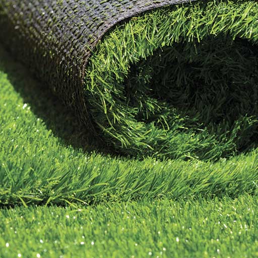 Instalación de césped artificial en jardines de Vilanova i la Geltrú, resistente y de bajo mantenimiento.