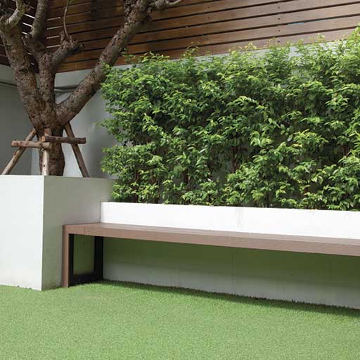 Diseño y construcción de jardines en Vilanova i la Geltrú con plantas autóctonas y césped natural.
