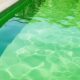 agua de la piscina turbia