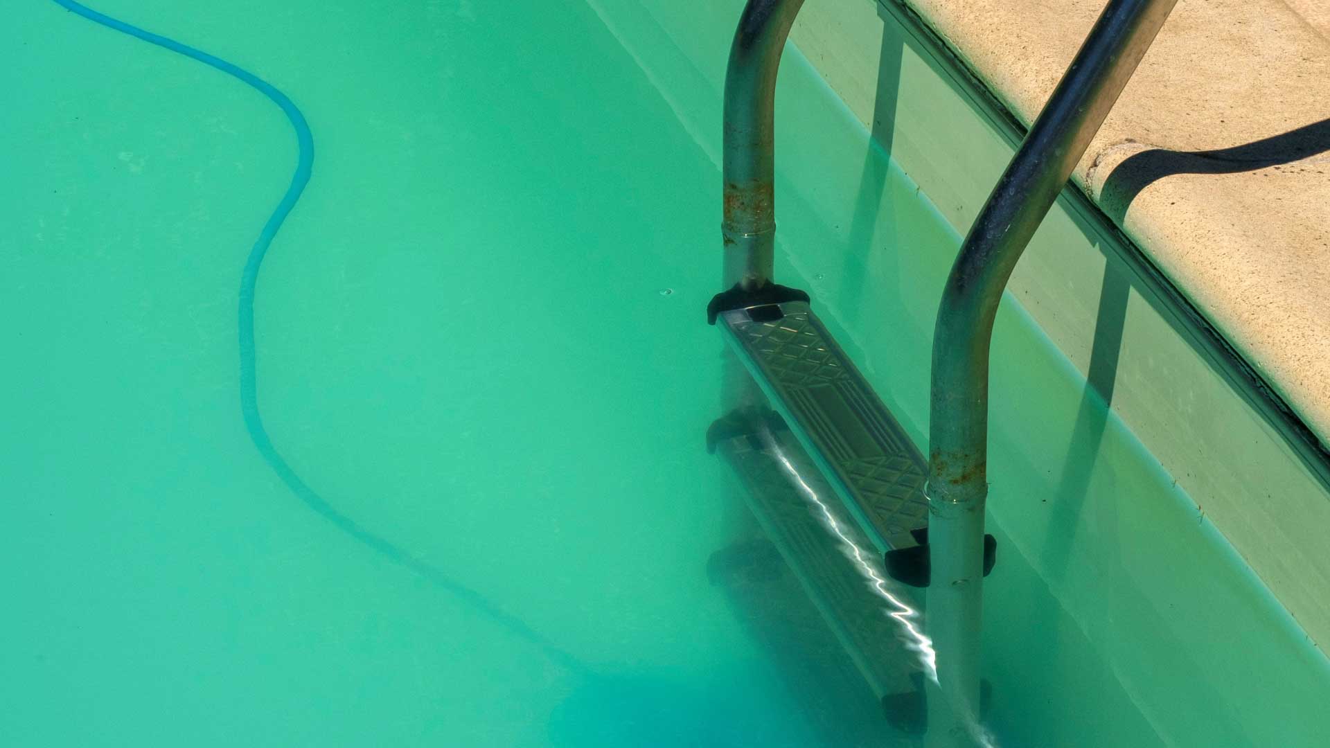 ¿Tienes el agua de la piscina turbia? Te explicamos por qué ocurre y cómo solucionarlo 2 agua de la piscina turbia