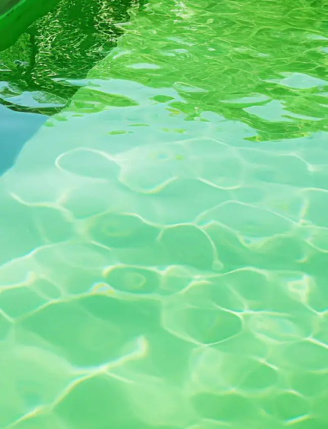 Agua de la piscina turbia: guía paso a paso para dejarla cristalina Piscina con el agua visiblemente turbia y blanquecina