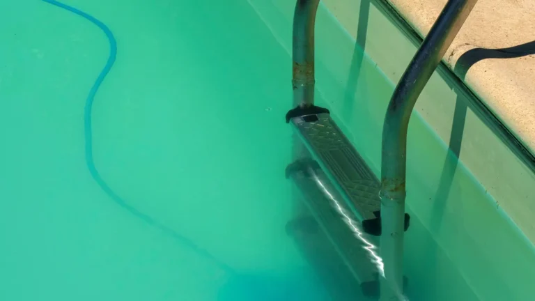 Piscina con el agua visiblemente turbia y blanquecina antes de realizar un tratamiento de recuperación.