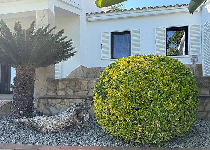 Jardines impecables con jardineros en Vilanova i la Geltrú