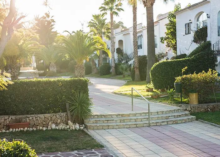 Inicio Mantenimiento de jardines comunitarios con poda, riego automático, corte de césped, poda de arbustos, limpieza y cuidado de zonas verdes y espacios comunes