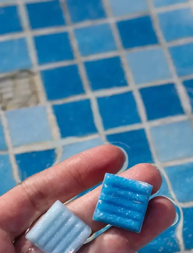 Gresite de una piscina y juntas en mal estado