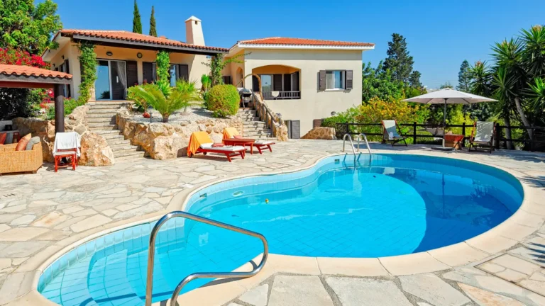 Piscina sostenible con agua cristalina por cloración salina, integrada en un jardín de bajo consumo en una casa de Cunit