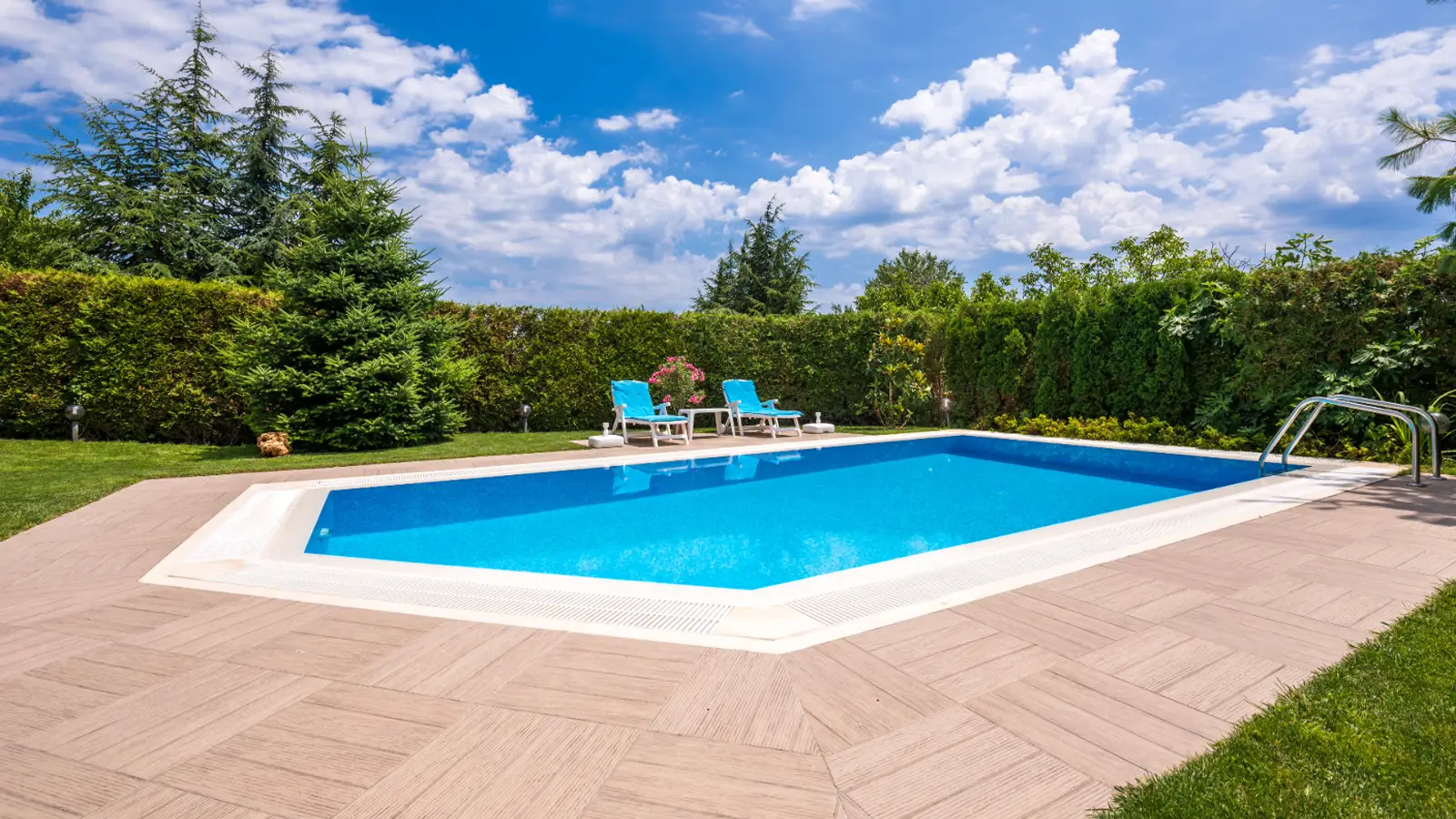 Tiempo de filtración de la piscina | Agua cristalina de una piscina en movimiento gracias a un correcto tiempo de filtración del sistema.