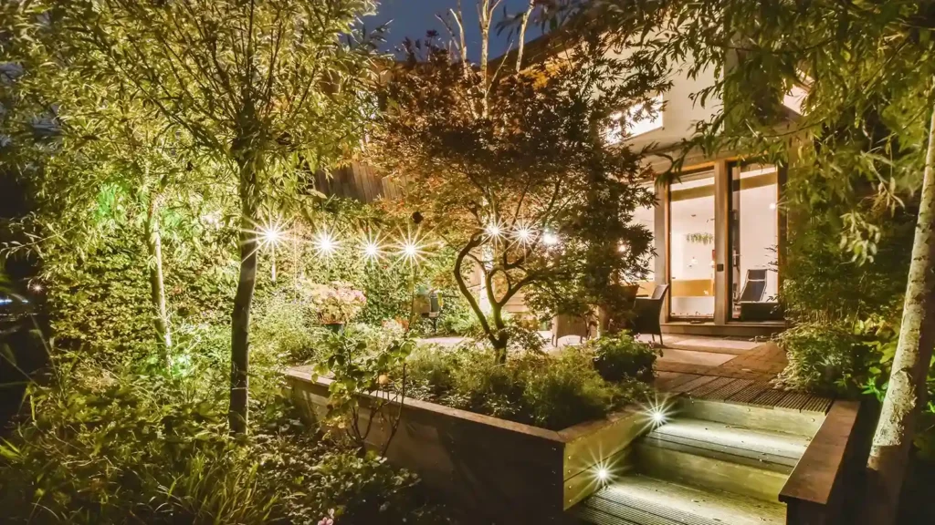 Diseño de jardines pequeños: trucos y plantas ideales Iluminación indirecta en jardín pequeño para generar amplitud visual