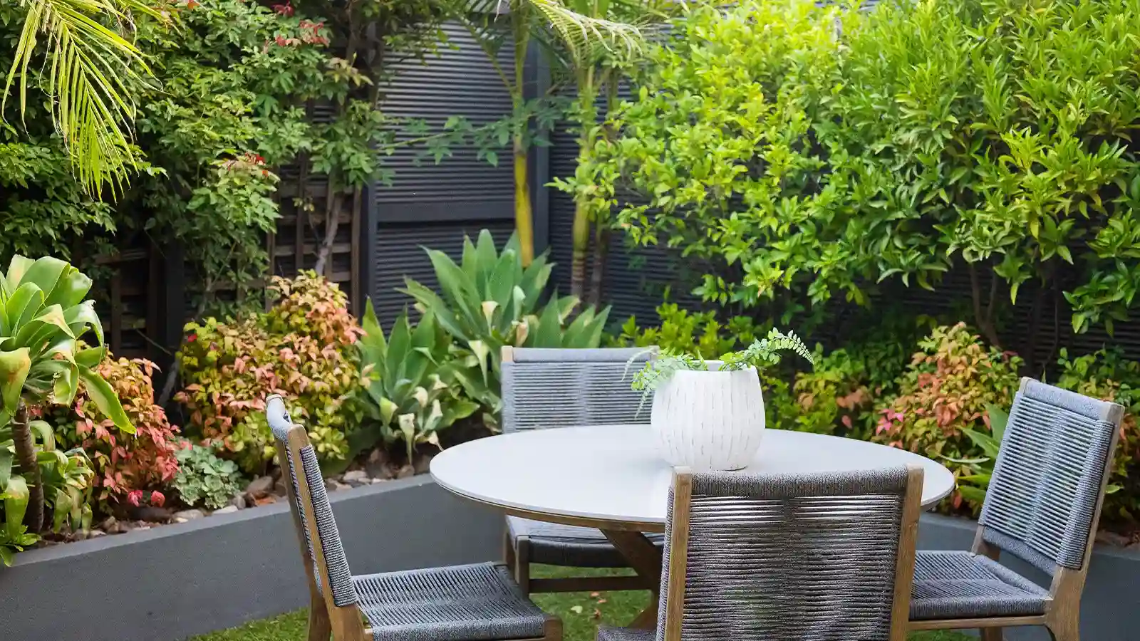 Diseño de jardines pequeños: trucos y plantas ideales Diseño de jardín pequeño en terraza urbana con plantas verticales
